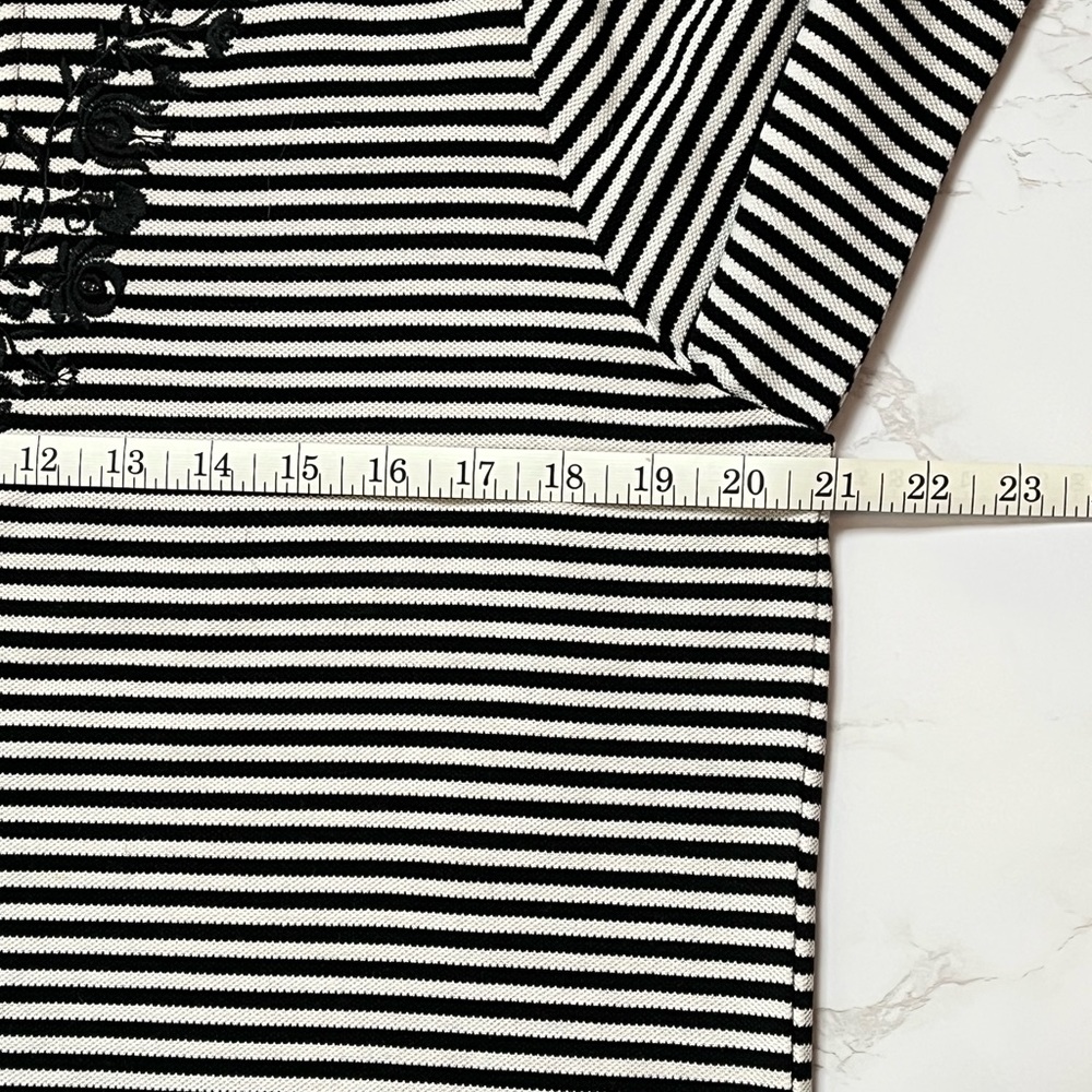 Sport Savvy long sleeved striped pullover top in black and white, size M - Picture 6 of 10